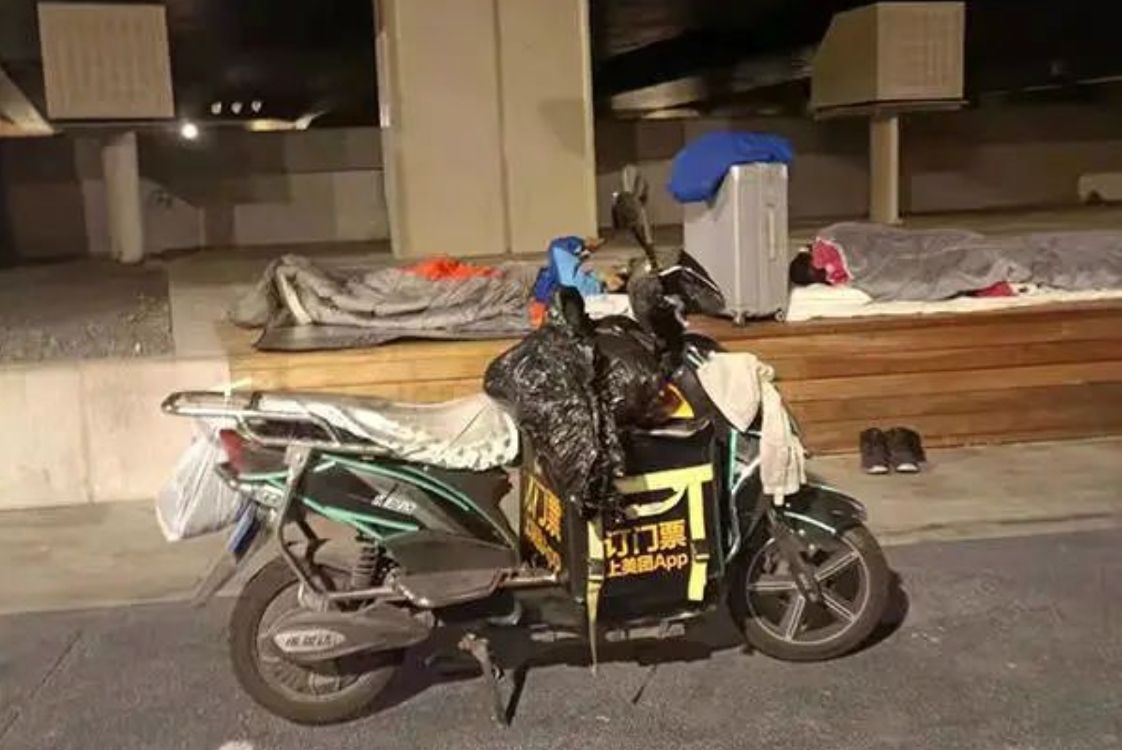 上海疫情实录：被驱逐的“桥洞”骑手，生活在地下的日结零工